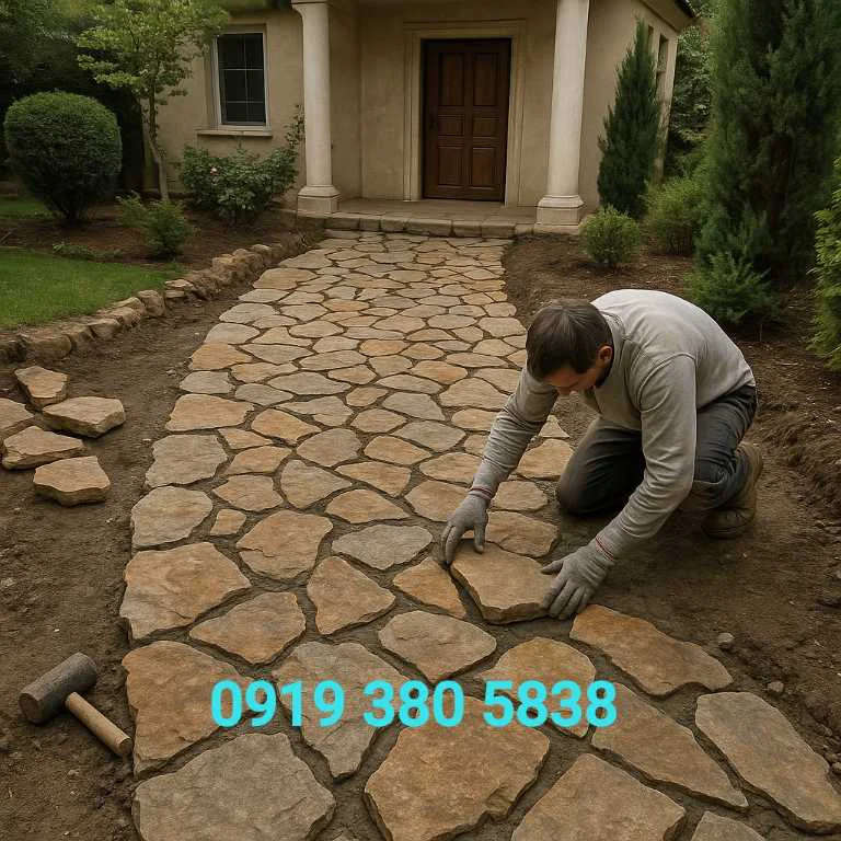 سنگ لاشه با بافت طبیعی استفاده شده در سنگ‌فرش محوطه‌های پرتردد
