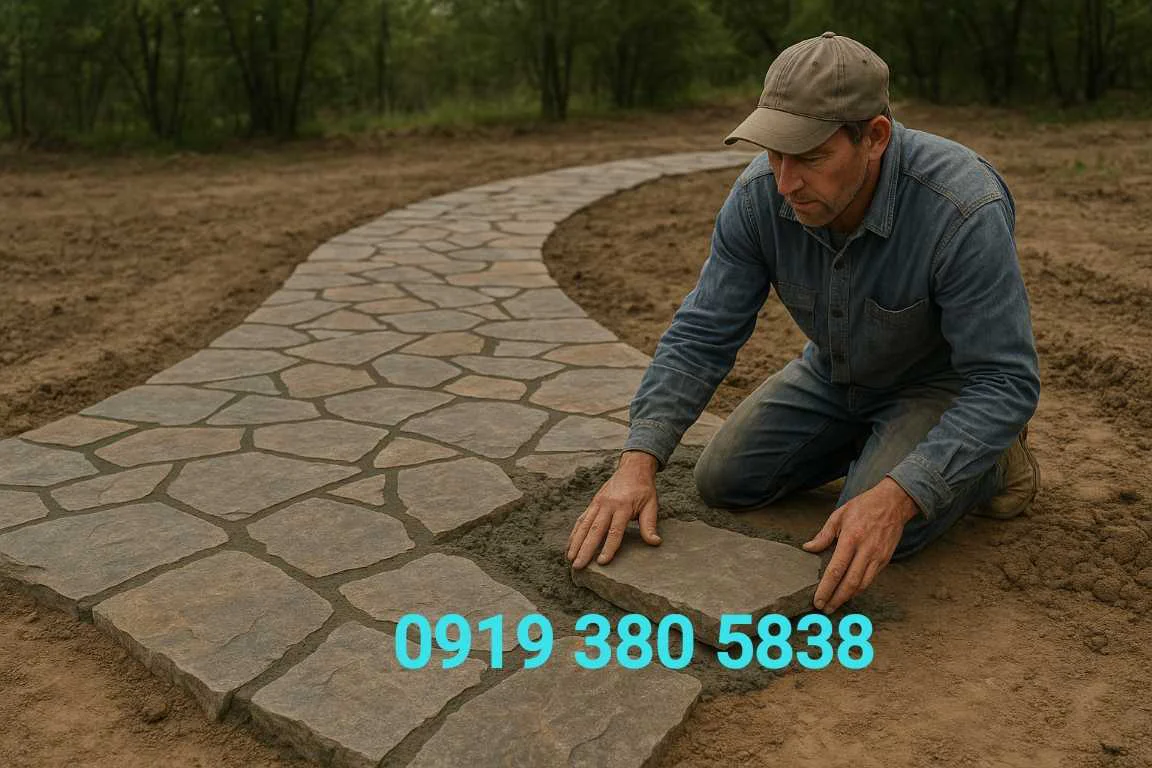 نصب دقیق سنگ‌های لاشه توسط استادکار، چیدمان هنرمندانه برای ایجاد دیواری مستحکم و زیبا.”