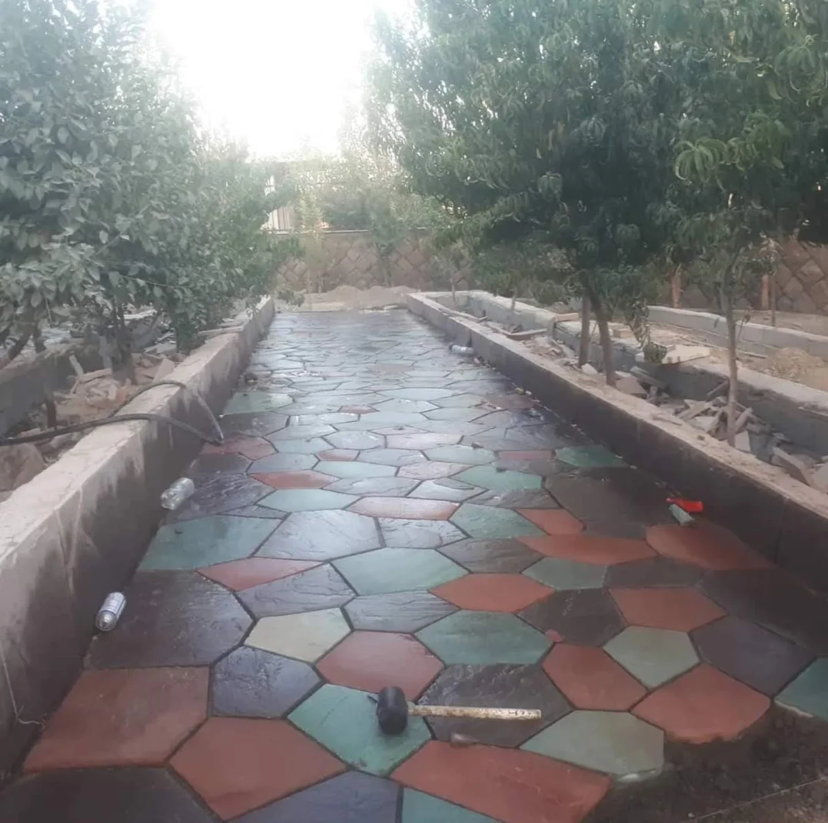 مسیر پیاده‌روی سنگ لاشه در طراحی فضای سبز